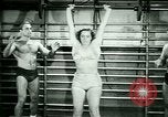 Standbild Loretta Zygowicz body builder Oak Park Illinois USA, 1946, aus Sekunde 32 historischem Filmmaterial Videoclip 65675021129