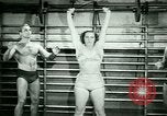 Standbild Loretta Zygowicz body builder Oak Park Illinois USA, 1946, aus Sekunde 33 historischem Filmmaterial Videoclip 65675021129