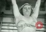 Standbild Loretta Zygowicz body builder Oak Park Illinois USA, 1946, aus Sekunde 34 historischem Filmmaterial Videoclip 65675021129