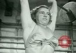Standbild Loretta Zygowicz body builder Oak Park Illinois USA, 1946, aus Sekunde 35 historischem Filmmaterial Videoclip 65675021129