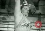 Standbild Loretta Zygowicz body builder Oak Park Illinois USA, 1946, aus Sekunde 36 historischem Filmmaterial Videoclip 65675021129
