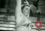 Standbild Loretta Zygowicz body builder Oak Park Illinois USA, 1946, aus Sekunde 37 historischem Filmmaterial Videoclip 65675021129