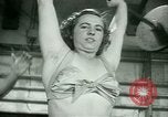 Standbild Loretta Zygowicz body builder Oak Park Illinois USA, 1946, aus Sekunde 38 historischem Filmmaterial Videoclip 65675021129