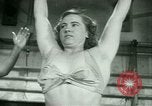 Standbild Loretta Zygowicz body builder Oak Park Illinois USA, 1946, aus Sekunde 39 historischem Filmmaterial Videoclip 65675021129