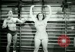 Standbild Loretta Zygowicz body builder Oak Park Illinois USA, 1946, aus Sekunde 40 historischem Filmmaterial Videoclip 65675021129
