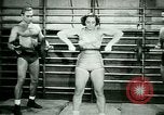 Standbild Loretta Zygowicz body builder Oak Park Illinois USA, 1946, aus Sekunde 42 historischem Filmmaterial Videoclip 65675021129
