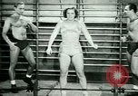 Standbild Loretta Zygowicz body builder Oak Park Illinois USA, 1946, aus Sekunde 45 historischem Filmmaterial Videoclip 65675021129