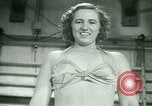 Standbild Loretta Zygowicz body builder Oak Park Illinois USA, 1946, aus Sekunde 46 historischem Filmmaterial Videoclip 65675021129