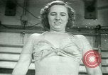 Standbild Loretta Zygowicz body builder Oak Park Illinois USA, 1946, aus Sekunde 47 historischem Filmmaterial Videoclip 65675021129