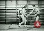 Standbild Loretta Zygowicz body builder Oak Park Illinois USA, 1946, aus Sekunde 48 historischem Filmmaterial Videoclip 65675021129