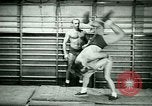 Standbild Loretta Zygowicz body builder Oak Park Illinois USA, 1946, aus Sekunde 50 historischem Filmmaterial Videoclip 65675021129