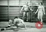Standbild Loretta Zygowicz body builder Oak Park Illinois USA, 1946, aus Sekunde 53 historischem Filmmaterial Videoclip 65675021129