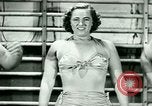 Standbild Loretta Zygowicz body builder Oak Park Illinois USA, 1946, aus Sekunde 54 historischem Filmmaterial Videoclip 65675021129