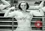 Standbild Loretta Zygowicz body builder Oak Park Illinois USA, 1946, aus Sekunde 56 historischem Filmmaterial Videoclip 65675021129