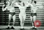 Standbild Loretta Zygowicz body builder Oak Park Illinois USA, 1946, aus Sekunde 57 historischem Filmmaterial Videoclip 65675021129