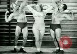 Standbild Loretta Zygowicz body builder Oak Park Illinois USA, 1946, aus Sekunde 60 historischem Filmmaterial Videoclip 65675021129
