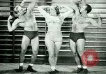 Standbild Loretta Zygowicz body builder Oak Park Illinois USA, 1946, aus Sekunde 61 historischem Filmmaterial Videoclip 65675021129