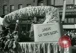 Standbild Toyland Parade Philadelphia Pennsylvania USA, 1946, aus Sekunde 11 historischem Filmmaterial Videoclip 65675021137