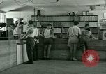 Standbild Kriegsgefangenenlager United States USA, 1944, aus Sekunde 10 historischem Filmmaterial Videoclip 65675021146
