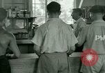 Standbild Kriegsgefangenenlager United States USA, 1944, aus Sekunde 26 historischem Filmmaterial Videoclip 65675021146