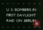 Standbild Amerikanische Bomber aircraft Streik Berlin Vereinigtes Königreich, 1944, aus Sekunde 31 historischem Filmmaterial Videoclip 65675021165