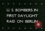 Standbild Amerikanische Bomber aircraft Streik Berlin Vereinigtes Königreich, 1944, aus Sekunde 32 historischem Filmmaterial Videoclip 65675021165