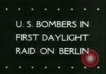 Standbild Amerikanische Bomber aircraft Streik Berlin Vereinigtes Königreich, 1944, aus Sekunde 33 historischem Filmmaterial Videoclip 65675021165