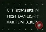 Standbild Amerikanische Bomber aircraft Streik Berlin Vereinigtes Königreich, 1944, aus Sekunde 34 historischem Filmmaterial Videoclip 65675021165