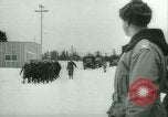 Standbild deutschen Gefangenen arbeiten im Schnee Northern United States USA, 1944, aus Sekunde 7 historischem Filmmaterial Videoclip 65675021169