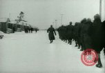 Standbild deutschen Gefangenen arbeiten im Schnee Northern United States USA, 1944, aus Sekunde 15 historischem Filmmaterial Videoclip 65675021169