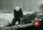 Standbild deutschen Gefangenen arbeiten im Schnee Northern United States USA, 1944, aus Sekunde 21 historischem Filmmaterial Videoclip 65675021169