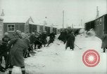 Standbild deutschen Gefangenen arbeiten im Schnee Northern United States USA, 1944, aus Sekunde 26 historischem Filmmaterial Videoclip 65675021169