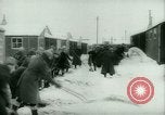 Standbild deutschen Gefangenen arbeiten im Schnee Northern United States USA, 1944, aus Sekunde 28 historischem Filmmaterial Videoclip 65675021169