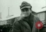 Standbild deutschen Gefangenen arbeiten im Schnee Northern United States USA, 1944, aus Sekunde 30 historischem Filmmaterial Videoclip 65675021169