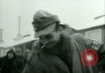 Standbild deutschen Gefangenen arbeiten im Schnee Northern United States USA, 1944, aus Sekunde 31 historischem Filmmaterial Videoclip 65675021169