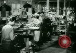 Standbild deutschen Gefangenen arbeiten im Schnee Northern United States USA, 1944, aus Sekunde 36 historischem Filmmaterial Videoclip 65675021169