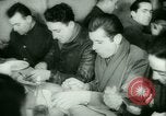 Standbild deutschen Gefangenen arbeiten im Schnee Northern United States USA, 1944, aus Sekunde 48 historischem Filmmaterial Videoclip 65675021169