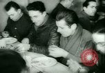 Standbild deutschen Gefangenen arbeiten im Schnee Northern United States USA, 1944, aus Sekunde 49 historischem Filmmaterial Videoclip 65675021169
