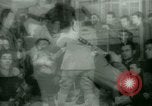 Standbild deutschen Gefangenen arbeiten im Schnee Northern United States USA, 1944, aus Sekunde 59 historischem Filmmaterial Videoclip 65675021169