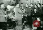 Standbild deutschen Gefangenen arbeiten im Schnee Northern United States USA, 1944, aus Sekunde 60 historischem Filmmaterial Videoclip 65675021169