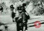 Immagine di Profughi italiani evacuare Italia, 1944, secondo 48 filmato di repertorio 65675021170