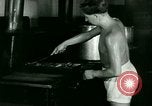 Immagine di Tedesco e prigionieri di guerra italiani NEGLI STATI UNITI United States USA, 1944, secondo 20 filmato di repertorio 65675021174