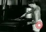 Immagine di Tedesco e prigionieri di guerra italiani NEGLI STATI UNITI United States USA, 1944, secondo 21 filmato di repertorio 65675021174