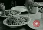 Immagine di Tedesco e prigionieri di guerra italiani NEGLI STATI UNITI United States USA, 1944, secondo 22 filmato di repertorio 65675021174