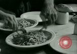 Immagine di Tedesco e prigionieri di guerra italiani NEGLI STATI UNITI United States USA, 1944, secondo 23 filmato di repertorio 65675021174