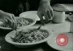 Immagine di Tedesco e prigionieri di guerra italiani NEGLI STATI UNITI United States USA, 1944, secondo 24 filmato di repertorio 65675021174