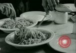 Immagine di Tedesco e prigionieri di guerra italiani NEGLI STATI UNITI United States USA, 1944, secondo 25 filmato di repertorio 65675021174