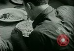 Immagine di Tedesco e prigionieri di guerra italiani NEGLI STATI UNITI United States USA, 1944, secondo 27 filmato di repertorio 65675021174