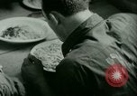 Immagine di Tedesco e prigionieri di guerra italiani NEGLI STATI UNITI United States USA, 1944, secondo 28 filmato di repertorio 65675021174