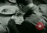 Immagine di Tedesco e prigionieri di guerra italiani NEGLI STATI UNITI United States USA, 1944, secondo 29 filmato di repertorio 65675021174